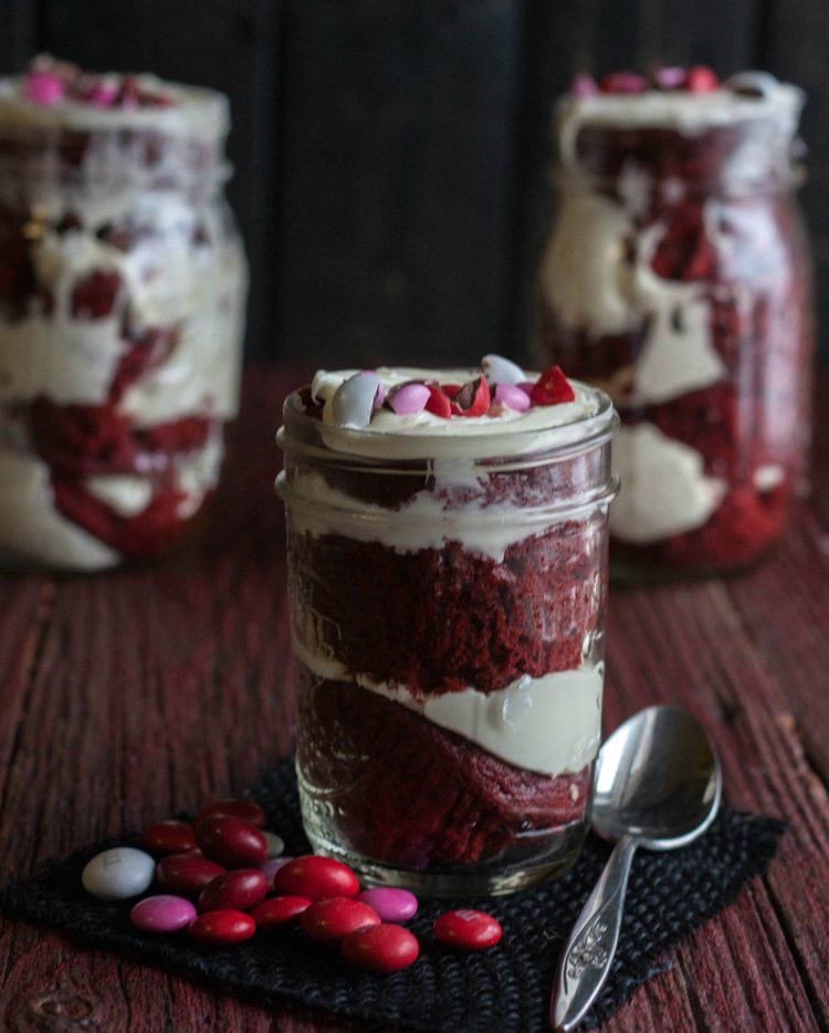 Dezert v pohári - červená vianočka vianočný-koláč-pečenie-recept-červený-zamatový-pohár-na poháre