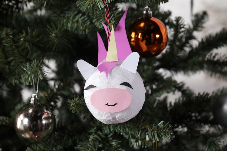 Vyrobte si vianočné gule z hodvábneho papiera sami, motív jednorožca na vianočný stromček