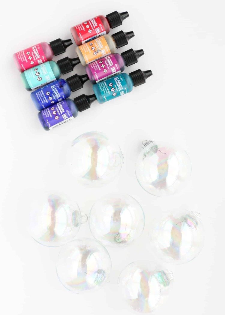 Maľujte vianočné gule. Akvarel sa rozpúšťa. Prehľad materiálov