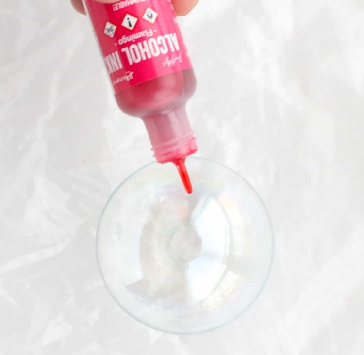 Maľujte vianočné gule farbou rozpustite sklo