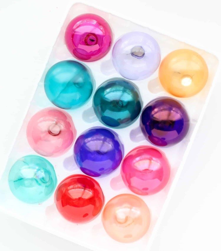 Maľujte vianočné gule jednofarebným akvarelom alkochol technik materská škola