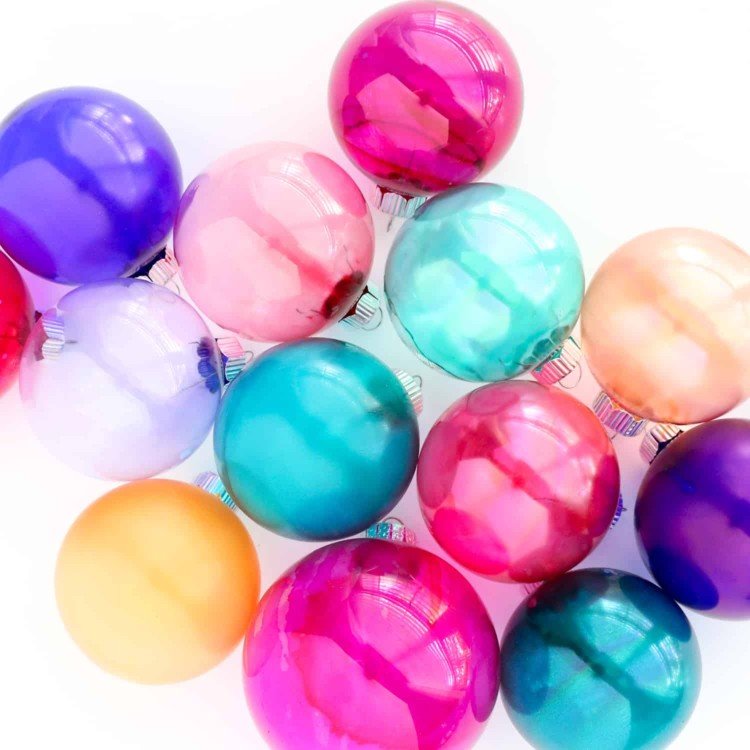 Vianočné gule maľujú nápady rôznych farieb