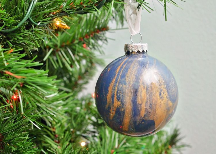 Maľujte vianočné gule