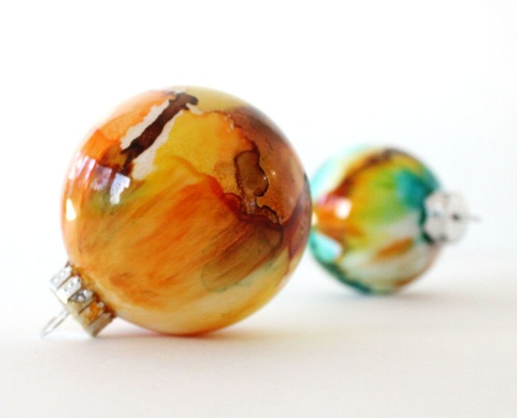 Vianočné gule maľujú akvarely a miešajú nápady