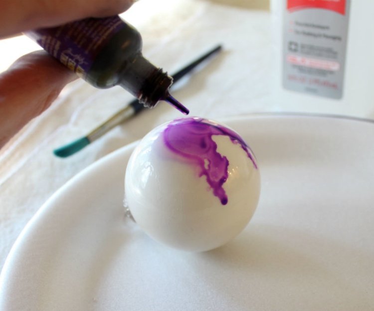 Vymaľujte vianočné gule. Postriekajte fľašu. Naneste farbu na vodnej báze