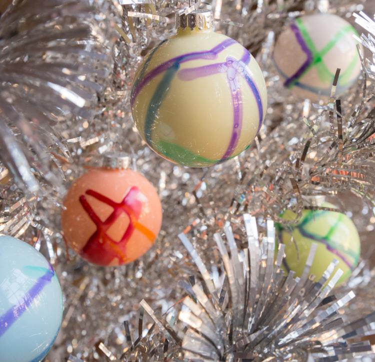 Namaľujte vianočné gule, naneste nápady na vodovú farbu