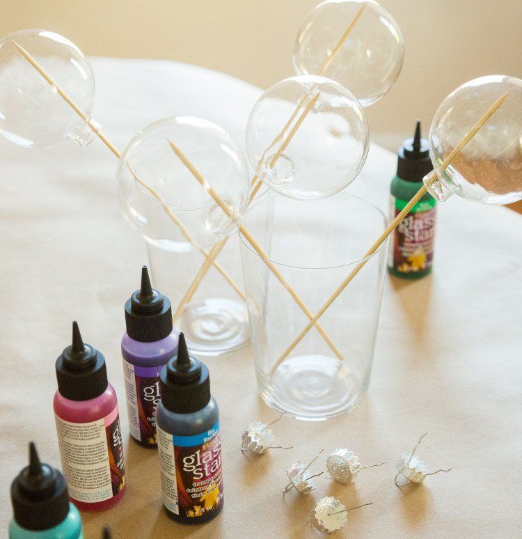 Maľovanie vianočných gúľ Pokyny prvý krok Naneste vonku vodovú farbu