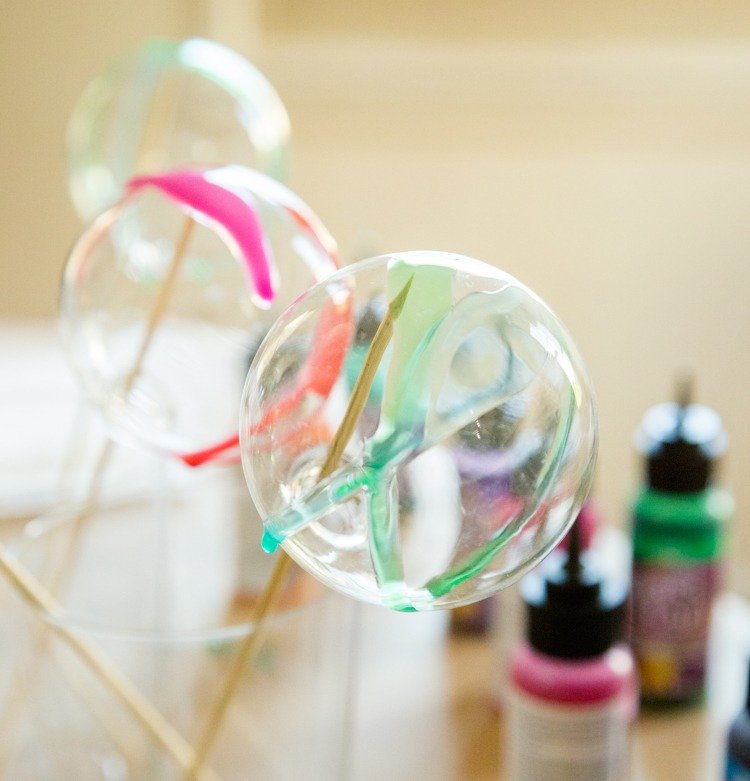 Namaľujte vianočné gule, naneste kvapky, nápady