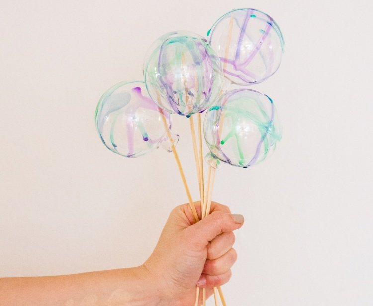 Maľovanie vianočných gúľ mimo maliarsky štetec akvarelovým alkocholom