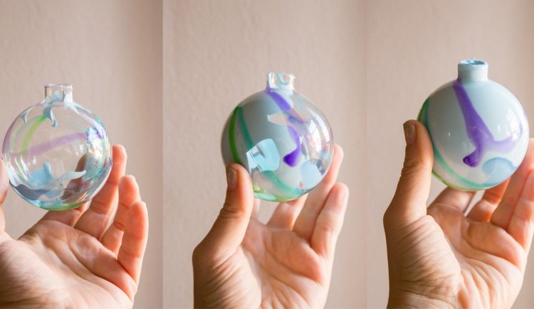 Nápady na maľovanie vianočných guličiek tri stupne vodovej farby zvonku vo vnútri