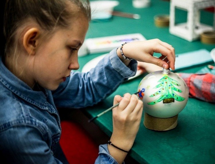 ako maľovať vianočné ozdoby s deťmi, ktoré farby