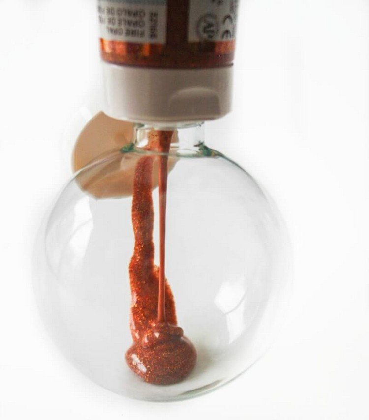 ako keď maľujete vianočné gule s deťmi tekutou farbou