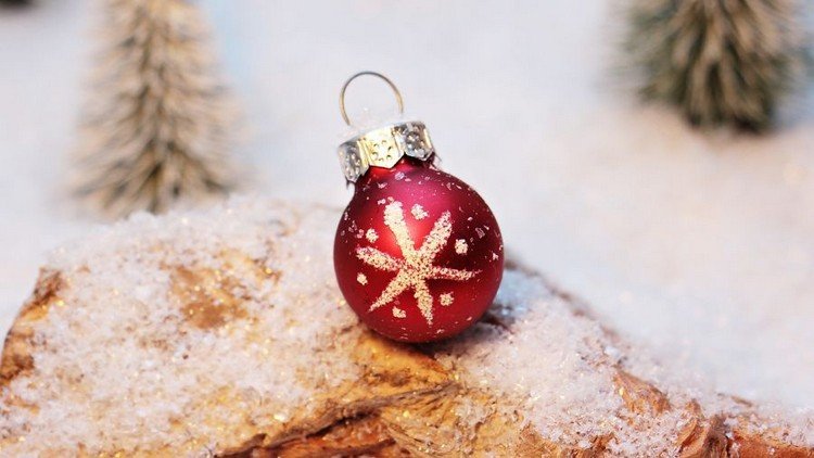 Malé vianočné gule natrieme trblietavými snehovými vločkami