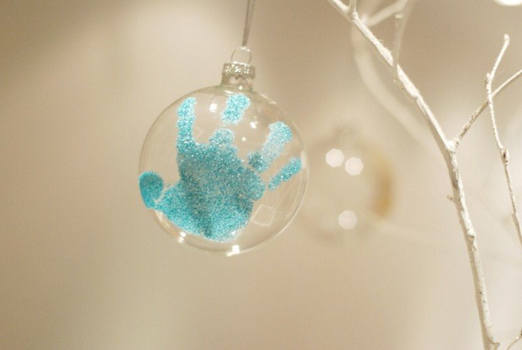 Priehľadnú akrylovú guľu namaľujte odtlačkom ruky dieťaťa