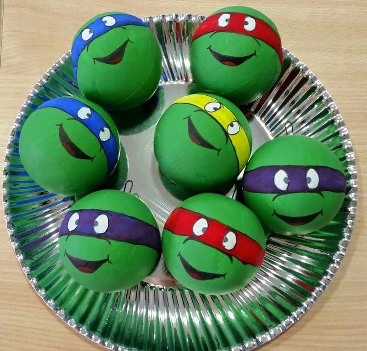 Maľovanie vianočných gúľ s deťmi ako ninja korytnačky