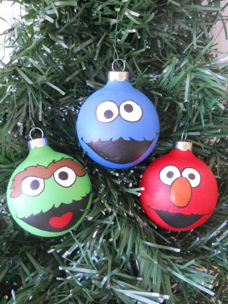 Namaľujte vianočné ozdoby ako figúrky zo Sesame Street