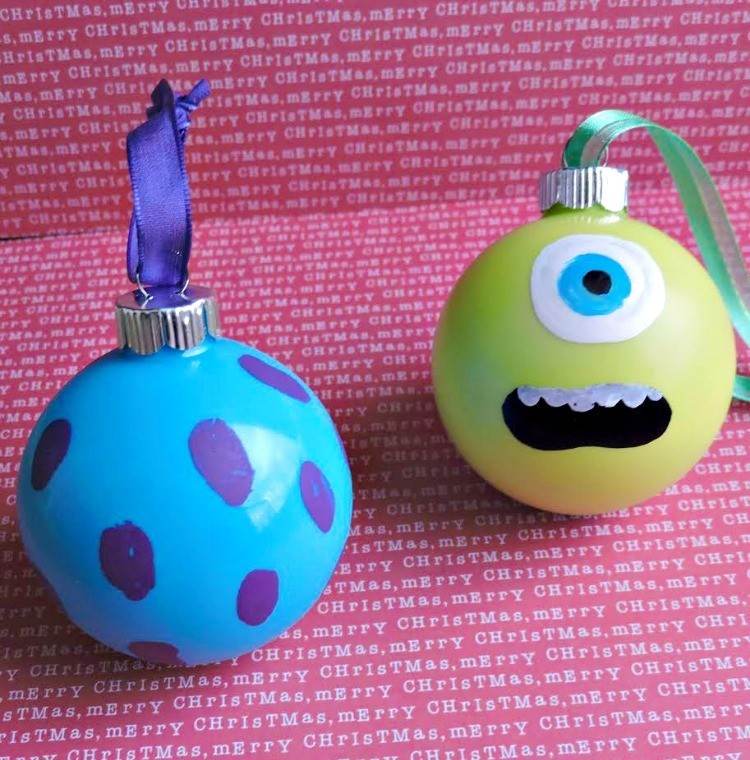 Monster AG maľuje vianočné gule s deťmi