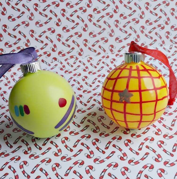 Používajte deti na maľovanie vianočných ozdôb inšpirovaných Príbehom hračiek