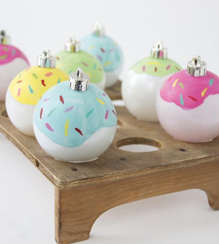 roztomilý nápad namaľovať vianočné gule ako šišky s deťmi