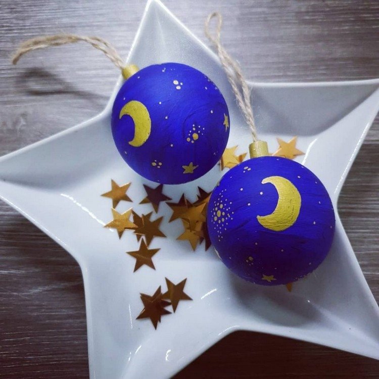 Maľovanie noci s hviezdami a mesiacom na gule vianočného stromčeka