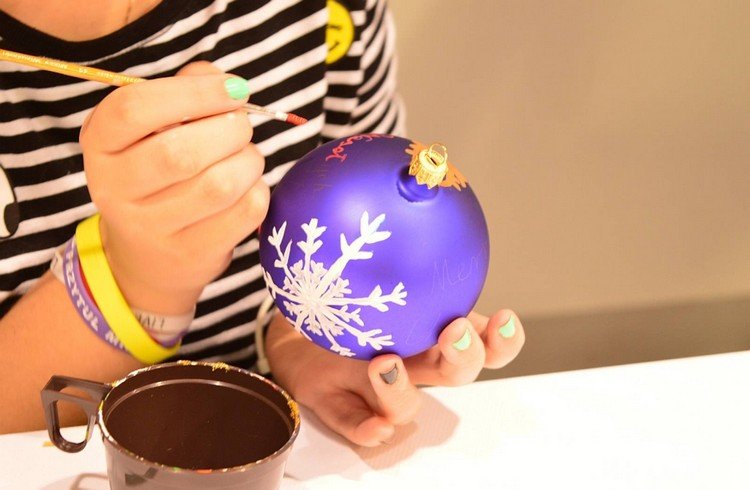 Namaľujte vianočné gule štetcom na farbu snehovej vločky