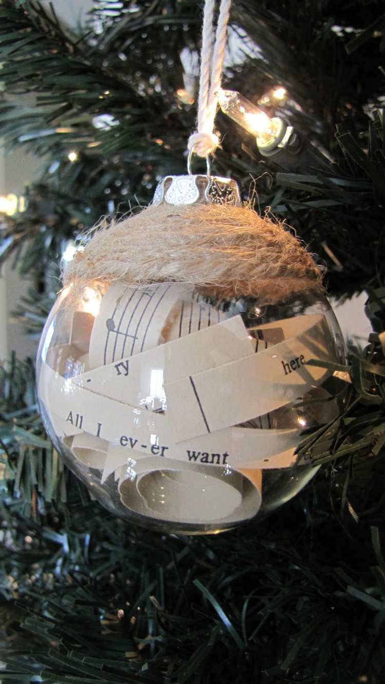 vianočné gule-výplň-poznámkový papier-vianočné koledy-úryvky-priadze-dekorácia