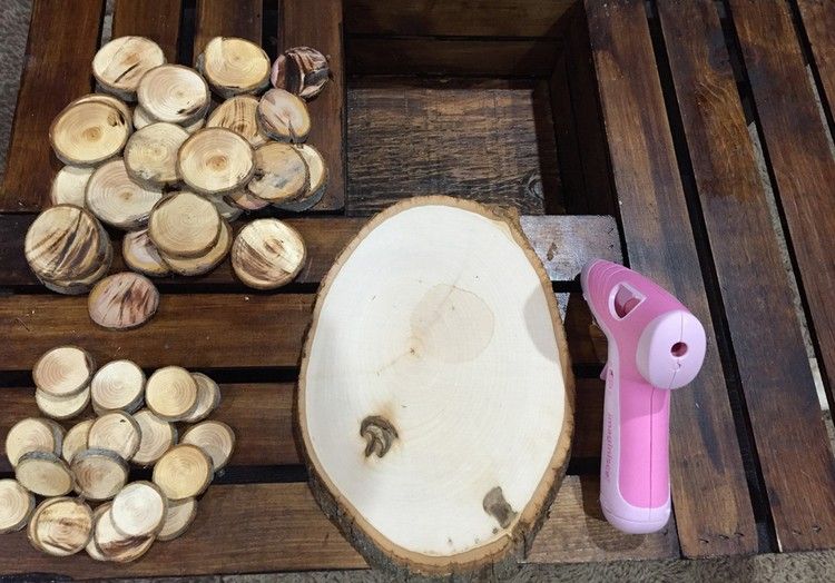 Na ručné práce používajte drevené kotúče santa-claus-drotár-drevo-kreatívna-myšlienka-drevené disky-horúce lepidlo