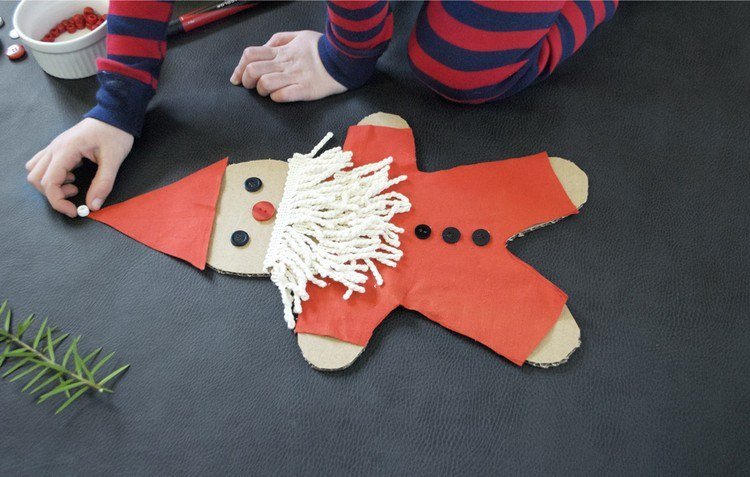 Roztomilý nápad na remeslo pre deti - vyrobte si Santa Clausa Santa Claus jednoducho drotár-šablóna-kartón-plsť-tlačidlá