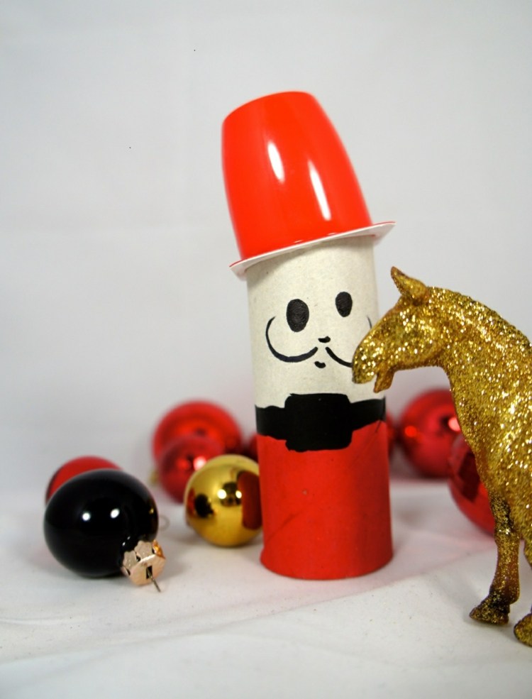 rolka od toaletného papiera jednoduchá vianočná dekorácia santa claus