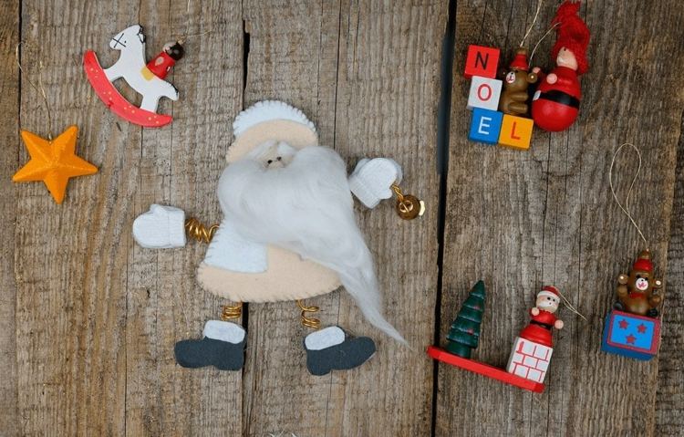 Santa Claus drotár s ozdobami z plstených detí
