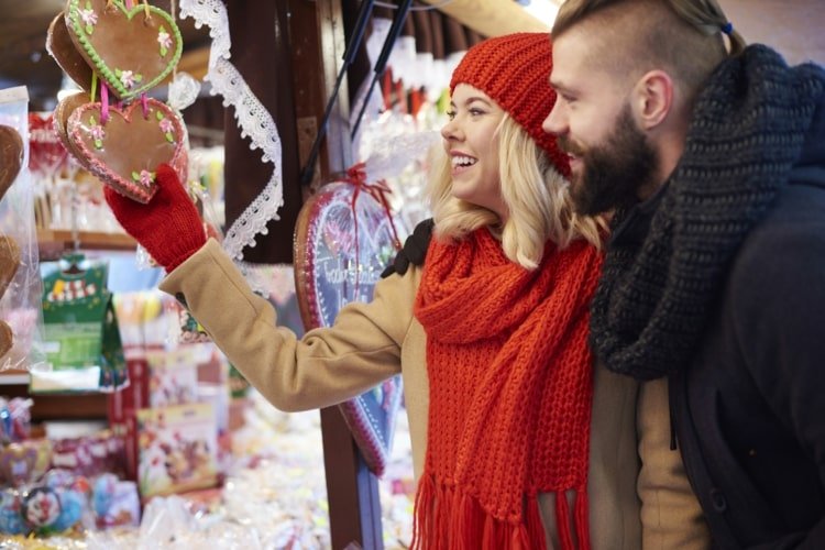 Perníkové srdiečka sú tiež doma na vianočnom trhu