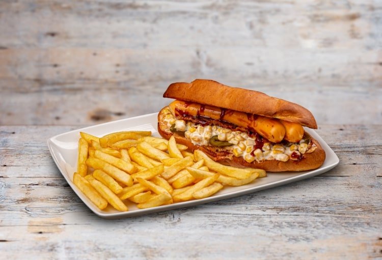 Bratwurst so šalátom alebo kečupom a horčicou a hranolkami - chutné a jednoduché občerstvenie