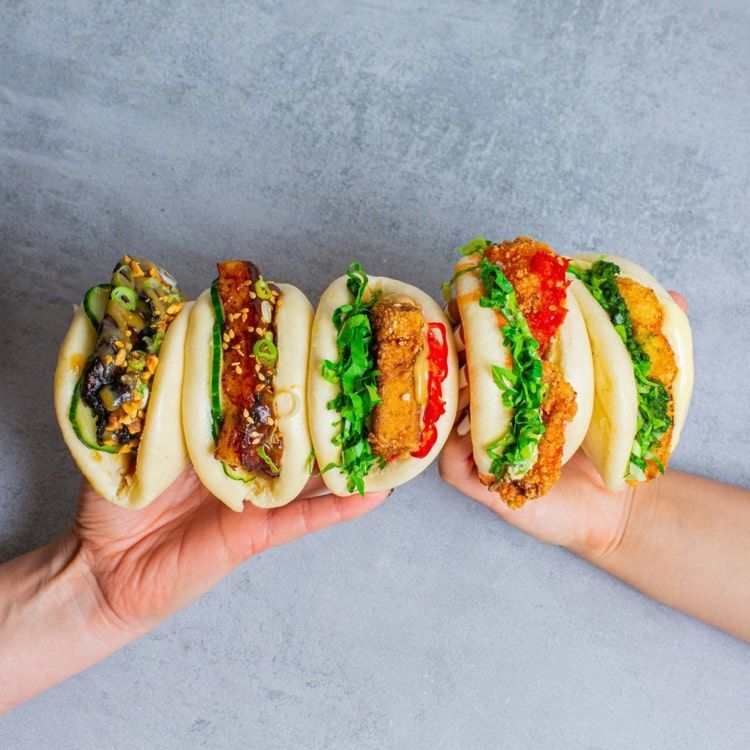 Lahodné vyprážané ryby v rolke s omáčkou k bufetu vianočného trhu