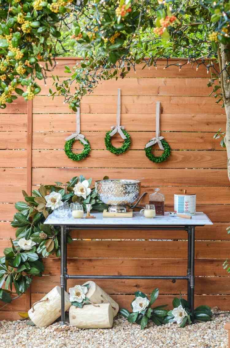 Moderná a romantická dekorácia s vencami ako nápad na vianočný trh doma