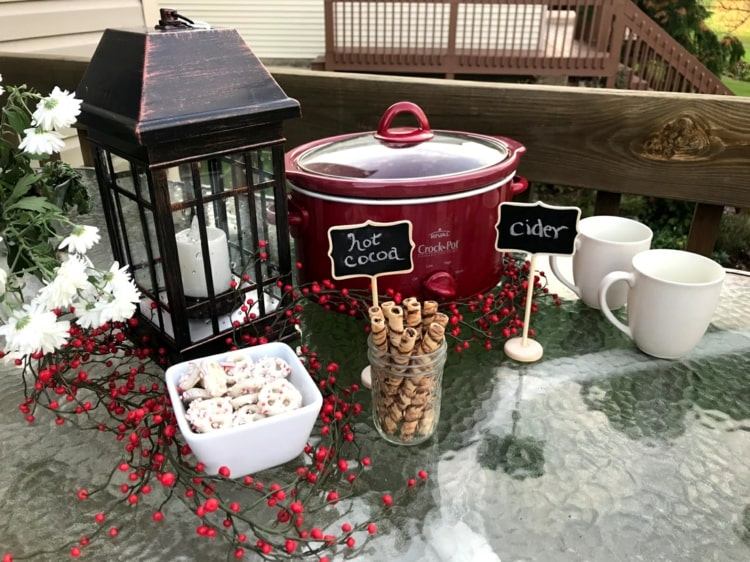 Nápad na vianočnú výzdobu stolu s lampášom a bobuľami