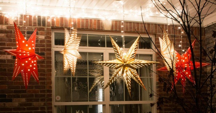 Vianočné lampáše na osvetlenie drotárstva robia hviezdy sami