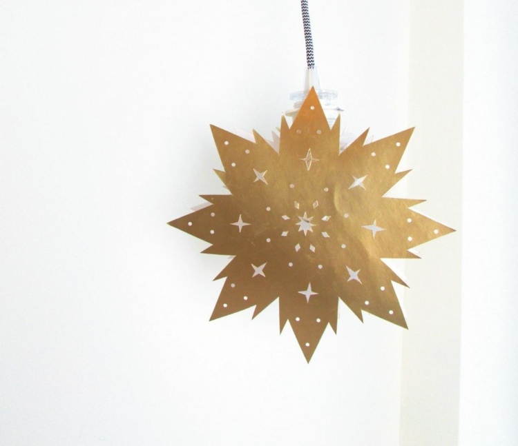 Romantická dekorácia so svietiacou hviezdou zo sendvičového papiera alebo papiera na pečenie