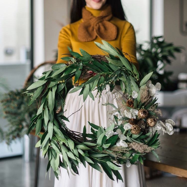 Vianočné trendy v kvetinárstve 2020 sivá a zelená