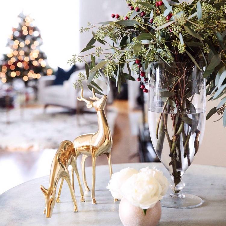 elegantná vianočná dekorácia sivozelené vetvičky s červenými bobuľami vo váze