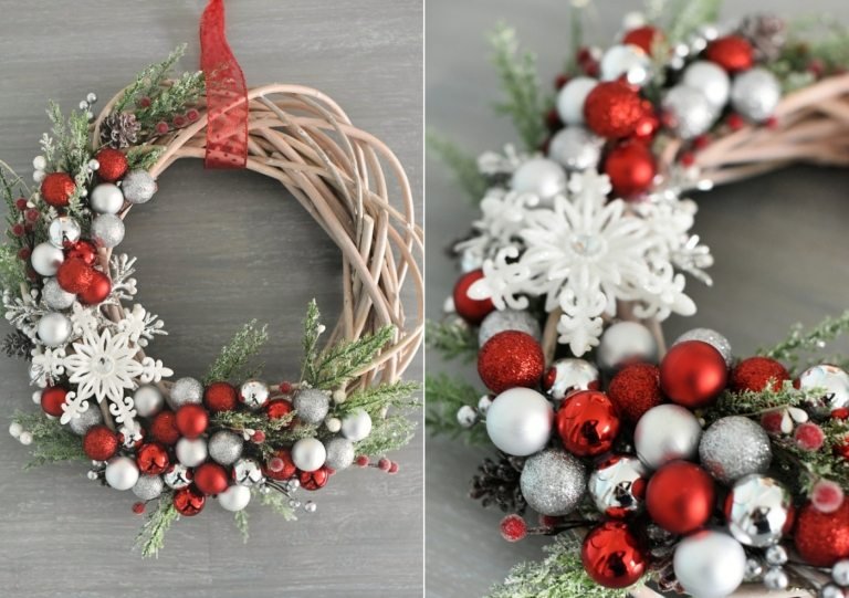 Veniec na vianočné dvere s guličkami na vianočný stromček v striebornej a červenej farbe