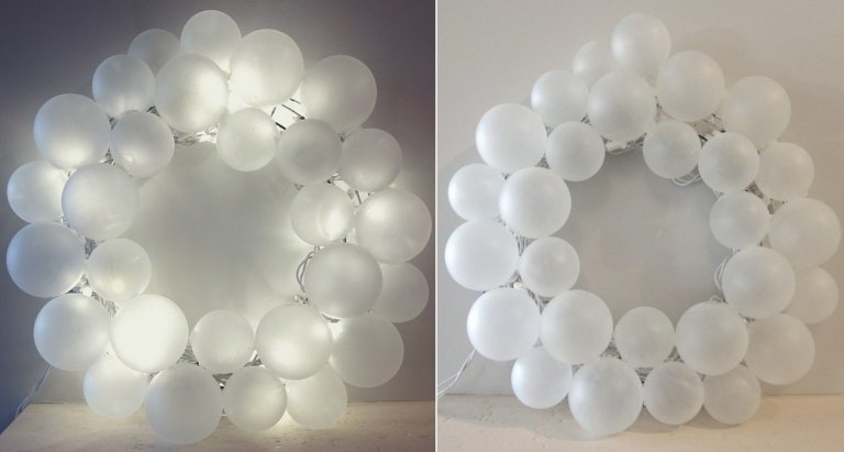 Svietiaci vianočný veniec do dverí s matnými guľami a svetelnou reťazou LED