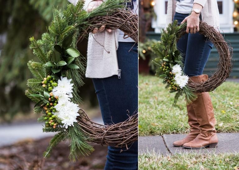 Prírodný vianočný veniec na dvere s borovicovými ratolesťami, bobuľami a bielymi kvetmi