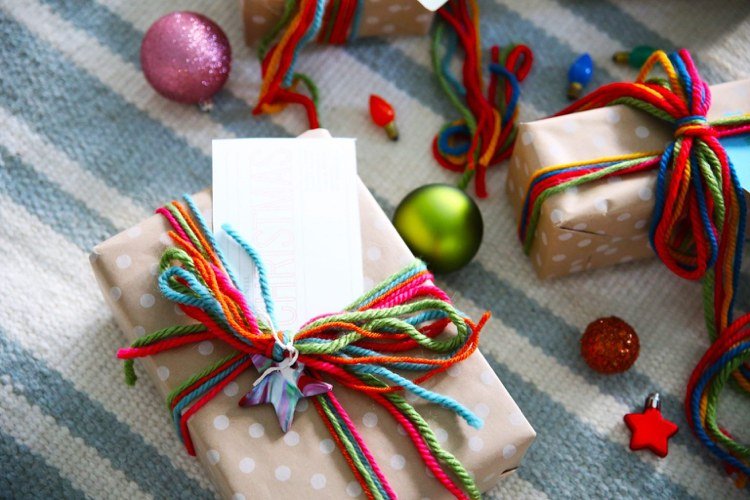 Tinkerské vianočné balenie Vyrobte si baliaci papier a priadze sami