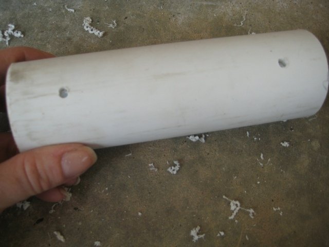 krok vŕtania značky otvoru pre rúrku z PVC