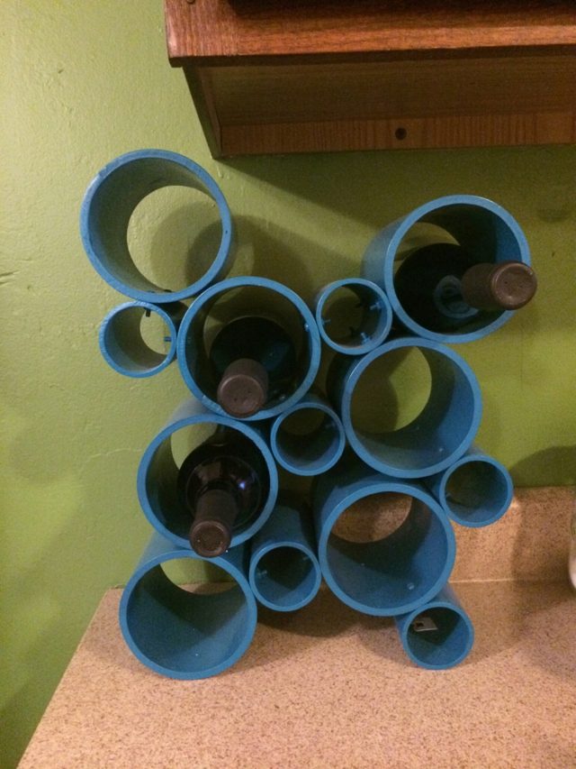 Vyrobte si svoj vlastný pvc stojan na víno modrý