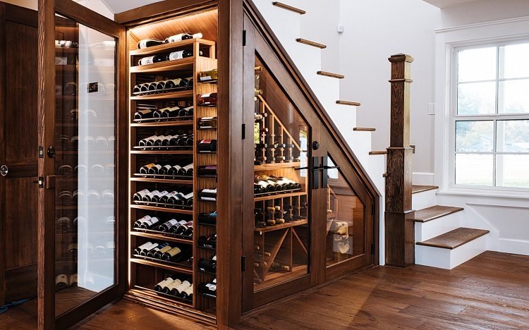 Stojan na víno pod schodiskom Životné trendy 2020 Tipy na flirtovanie