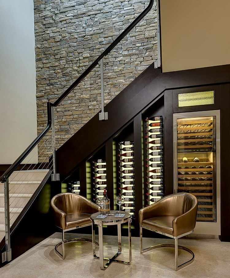 Tipy na zariadenie Dizajn chodby Stojan na víno pod schodiskom