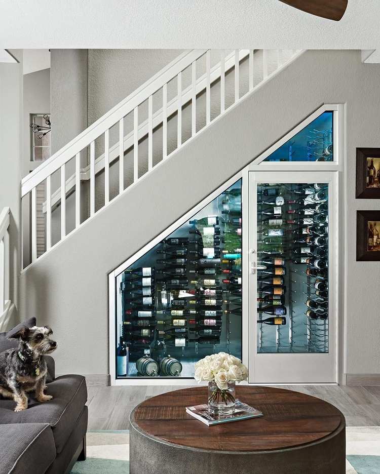 Jednoduché nápady na dizajn stojana na víno pod schody na chodbu