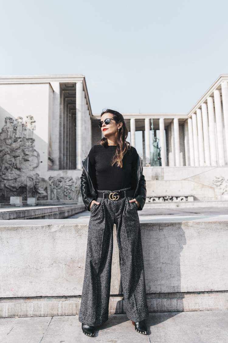 široké nohavice trend zimná čiernobiela kožená bunda z pepita