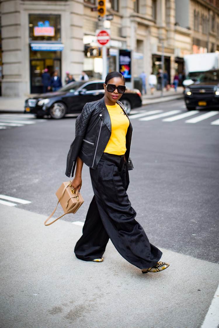 široké nohavice trend čierna kožená bunda saténový zamat